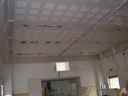  Immagini dal cantiere: realizzazione del controsoffitto della sala polifunzionale.
