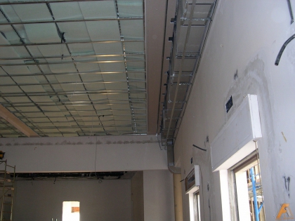  Immagini dal cantiere: realizzazione del controsoffitto della sala polifunzionale.