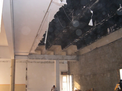  Immagini dal cantiere: demolizione della copertura del palcoscenico della sala polifunzionale