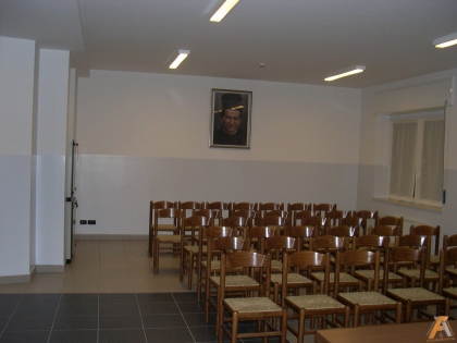  Immagini di fine lavori: sala riunioni nell'ex chiesa.
