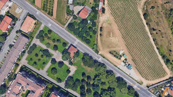  Dall'ortofoto dell'area si distingue il parco di quartiere lungo via Galvani e il fabbricato esistente inserito nel parco